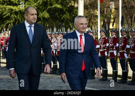 Il presidente bulgaro Rumen Radev (L) e il presidente albanese Ilir Meta durante una cerimonia di benvenuto ufficiale a Sofia, Bulgaria, 05 aprile 2022. Il presidente albanese Ilir Meta è arrivato per una visita ufficiale di due giorni in Bulgaria. (Foto di Georgi Paleykov/NurPhoto) Foto Stock