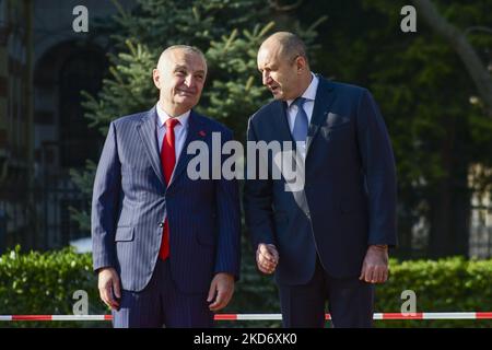 Il Presidente bulgaro Rumen Radev (R) e il Presidente albanese Ilir Meta durante una cerimonia ufficiale di benvenuto a Sofia (Bulgaria), 05 aprile 2022. Il presidente albanese Ilir Meta è arrivato per una visita ufficiale di due giorni in Bulgaria. (Foto di Georgi Paleykov/NurPhoto) Foto Stock
