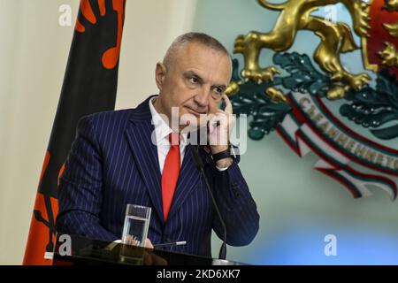 Il presidente albanese Ilir Meta durante la conferenza stampa congiunta con il presidente bulgaro Rumen Radev a Sofia (Bulgaria), 05 aprile 2022. Il presidente albanese Ilir Meta è arrivato per una visita ufficiale di due giorni in Bulgaria. (Foto di Georgi Paleykov/NurPhoto) Foto Stock