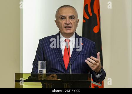 Il presidente albanese Ilir Meta durante la conferenza stampa congiunta con il presidente bulgaro Rumen Radev a Sofia (Bulgaria), 05 aprile 2022. Il presidente albanese Ilir Meta è arrivato per una visita ufficiale di due giorni in Bulgaria. (Foto di Georgi Paleykov/NurPhoto) Foto Stock
