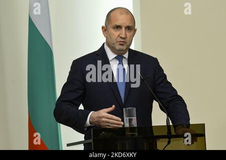 Il presidente bulgaro Rumen Radev durante la conferenza stampa congiunta a Sofia (Bulgaria), 05 aprile 2022. Il presidente albanese Ilir Meta è arrivato per una visita ufficiale di due giorni in Bulgaria. (Foto di Georgi Paleykov/NurPhoto) Foto Stock