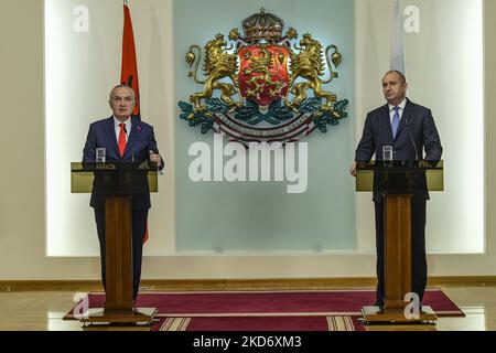 Il presidente albanese Ilir Meta (L) e il presidente bulgaro Rumen Radev durante la conferenza stampa congiunta a Sofia (Bulgaria), 05 aprile 2022. Il presidente albanese Ilir Meta è arrivato per una visita ufficiale di due giorni in Bulgaria. (Foto di Georgi Paleykov/NurPhoto) Foto Stock