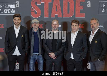 FRANCIA – PARIGI – SPORT – CINEMA – TOLOSA – RUGBY – giocatori internazionali francesi Romain Ntamack (L) e Antoine Dupont (2nd L), regista francese Matthieu Vollaire, regista francese Éric Hannezo (C) , Ugo Mola (R), il capo allenatore francese dello Stade Toulousain Rugby, posa durante una fotocall per l'Avant-Premiere del film 'Stade' (stadio) al cinema Grand Rex - 04 aprile 2022, Parigi (Foto di Daniel Pier/NurPhoto) Foto Stock