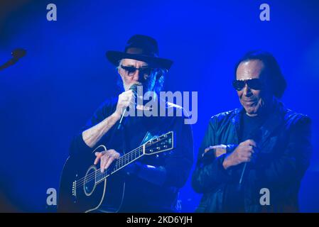 4 novembre 2022, Napoli, Italia: I cantanti italiani (R) Antonello Venditti e Francesco De Gregori (L) si esibiscono dal vivo a Napoli al Palapartenope con i loro Venditti & De Gregori il tour (Credit Image: © Paola Visone/Pacific Press via ZUMA Press Wire) Foto Stock