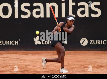 Yuliana Lizarazo della Colombia gioca durante la partita contro Anna-Karolina Schmiedlova della Slovacchia al Torneo WTA della Copa Colsanitas il 5 aprile 2022 a Bogotà, Colombia. (Foto di Daniel Garzon Herazo/NurPhoto) Foto Stock