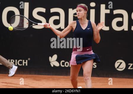 Anna-Karolina Schmiedlova della Slovacchia gioca durante la partita contro Yuliana Lizarazo della Colombia della Slovacchia al Torneo WTA della Copa Colsanitas il 5 aprile 2022 a Bogota, Colombia. (Foto di Daniel Garzon Herazo/NurPhoto) Foto Stock