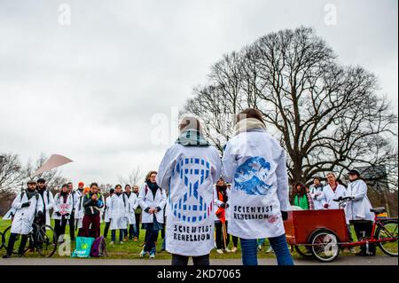 Come parte dell'organizzazione climatica Extinction Rebellion, gli scienziati marciano attraverso l'Aia durante la prima marcia di scienziato sul clima nei Paesi Bassi. Indossando camici da laboratorio, la marcia si è fermata davanti al Ministero delle Finanze, al Ministero dell'Economia e del clima e agli edifici del Ministero degli Affari Esteri, all'Aia, il 6th aprile 2022. (Foto di Romy Arroyo Fernandez/NurPhoto) Foto Stock