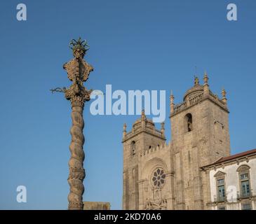 Cattedrale di Porto (se do Porto) e colonna Pelourinho - Porto, Portogallo Foto Stock