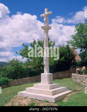 L'ESTERNO - CRUZ DE LA HERMANDAD DE SAN BLAS - FOTO AÑOS 00. LOCALITÀ: IGLESIA DE LA ASUNCION. PELAYOS DE LA PRESA. MADRID. SPAGNA. Foto Stock