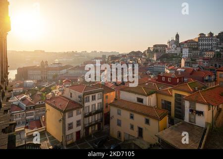 Vista aerea di Ribeira e Baixa al tramonto con la Chiesa di Nossa Senhora da Vitoria e il Palazzo della Borsa - Porto, Portogallo Foto Stock