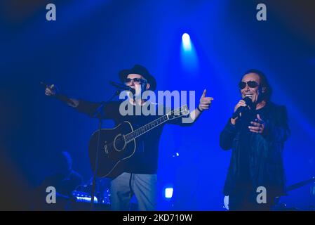 4 novembre 2022, Napoli, Italia: I cantanti italiani (R) Antonello Venditti e Francesco De Gregori (L) si esibiscono dal vivo a Napoli al Palapartenope con i loro Venditti & De Gregori il tour (Credit Image: © Paola Visone/Pacific Press via ZUMA Press Wire) Foto Stock