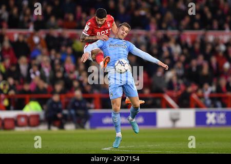 Tobias Figueiredo di Nottingham Forest combatte con ben Sheaf di Coventry City durante la partita del Campionato Sky Bet tra Nottingham Forest e Coventry City al City Ground di Nottingham mercoledì 6th aprile 2022. (Foto di Jon Hobley/MI News/NurPhoto) Foto Stock