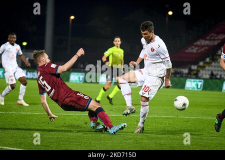 Domenico Frare (Cittadella) ostacolato da Ryder Matos (Perugia) durante la partita italiana di calcio Serie B COME Cittadella vs AC Perugia il 06 aprile 2022 allo stadio Pier Cesare Tombolato di Cittadella (PD) (Foto di Ettore Griffoni/LiveMedia/NurPhoto) Foto Stock