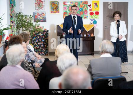 Il primo ministro polacco Mateusz Morawiecki e il ministro della famiglia Marlena Malag hanno incontrato gli anziani alla Casa del pensionamento giornaliero a Wola Karczewska, Polonia il 6 aprile 2022 (Foto di Mateusz Wlodarczyk/NurPhoto) Foto Stock