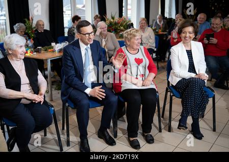 Il primo ministro polacco Mateusz Morawiecki e il ministro della famiglia Marlena Malag hanno incontrato gli anziani alla Casa del pensionamento giornaliero a Wola Karczewska, Polonia il 6 aprile 2022 (Foto di Mateusz Wlodarczyk/NurPhoto) Foto Stock