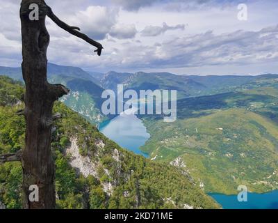 Maestoso paesaggio natura fiume Drina Serbia orientale Perucac Bajina Basta visto dal punto di vista Banjska stena in montagne serbe Foto Stock