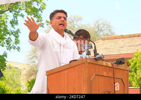 Sachin Pilot, Senior Congress leader, si rivolge alla gente durante una protesta per l'aumento dei prezzi delle bombole di carburante e GPL, a Civil Lines a Jaipur, Rajasthan, India, giovedì, il 7 aprile, 2022. (Foto di Vishal Bhatnagar/NurPhoto) Foto Stock