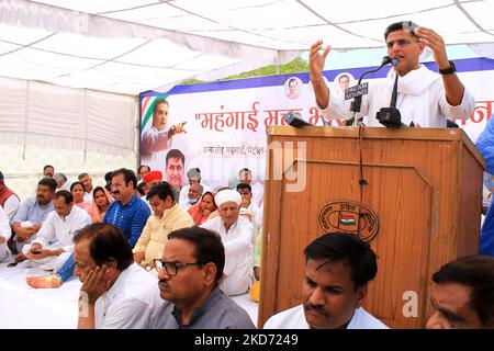 Sachin Pilot, Senior Congress leader, si rivolge alla gente durante una protesta per l'aumento dei prezzi delle bombole di carburante e GPL, a Civil Lines a Jaipur, Rajasthan, India, giovedì, il 7 aprile, 2022. (Foto di Vishal Bhatnagar/NurPhoto) Foto Stock