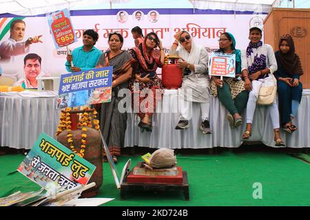 Sachin Pilot, Senior Congress leader, si rivolge alla gente durante una protesta per l'aumento dei prezzi delle bombole di carburante e GPL, a Civil Lines a Jaipur, Rajasthan, India, giovedì, il 7 aprile, 2022. (Foto di Vishal Bhatnagar/NurPhoto) Foto Stock