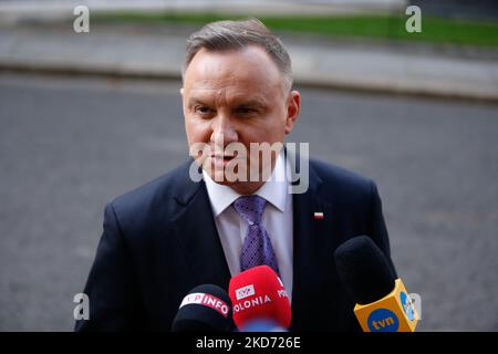 Il presidente polacco Andrzej Duda parla ai media dopo un incontro con il primo ministro britannico Boris Johnson al 10 di Downing Street a Londra, in Inghilterra, il 7 aprile 2022. (Foto di David Cliff/NurPhoto) Foto Stock