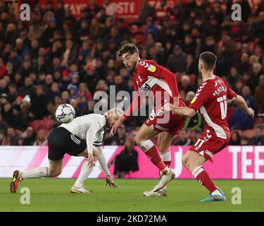 Matt Crooks e Andraz Sporar di Middlesbrough in azione con Tim Ream di Fulham durante la partita del campionato Sky Bet tra Middlesbrough e Fulham al Riverside Stadium di Middlesbrough mercoledì 6th aprile 2022. (Foto di Mark Fletcher/MI News/NurPhoto) Foto Stock