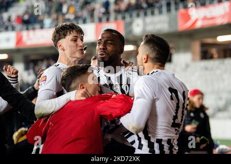 I giocatori di Universitatea Cluj festeggiano la loro vittoria contro Steaua, insieme ai loro tifosi Cluj Arena, Cluj Napoca, 07 aprile 2022 (Foto di Flaviu Buboi/NurPhoto) Foto Stock