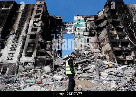 Un uomo effettua un'indagine sul relitto degli edifici residenziali danneggiati dalle incursioni aeree russe a Borodyanka , Buca Raion di Kyiv Oblast, il 7 aprile 2022. (Foto di Ceng Shou Yi/NurPhoto) Foto Stock