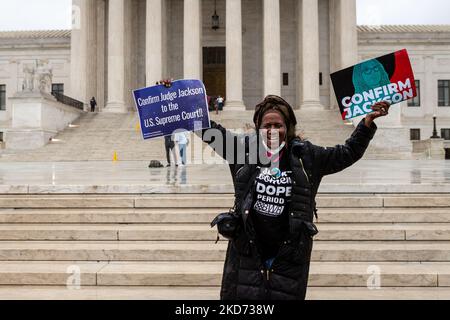 Sheila Carson di Washington, DC, celebra la conferma di Ketanji Brown Jackson come una giustizia associata della Corte Suprema subito dopo il voto del Senato. Sarà la prima donna nera a sedere in tribunale. È un ex difensore pubblico e attualmente è giudice della Corte d'appello degli Stati Uniti per il circuito DC. Il Senato ha votato 53-47 per confermarla con tre repubblicani che votano a suo favore, i senatori Susan Collins (R-ME), Lisa Murkowski (R-AK) e Mitt Romney (R-UT). (Foto di Allison Bailey/NurPhoto) Foto Stock