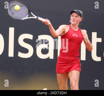 Suzan Lamens dei Paesi Bassi gioca durante la partita contro Irina Bara di Romania al Torneo WTA della Copa Colsanitas il 7 aprile 2022 a Bogotà, Colombia. (Foto di Daniel Garzon Herazo/NurPhoto) Foto Stock