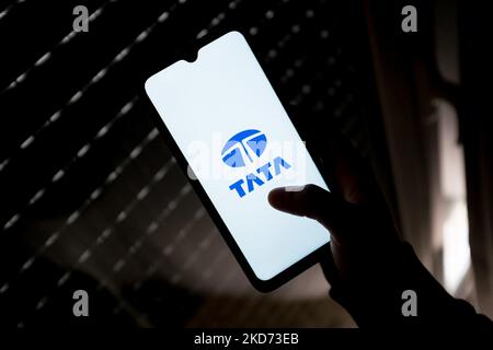 In questa foto, il logo Tata Motors viene visualizzato sullo schermo di uno smartphone ad Atene, in Grecia, il 7 aprile 2022. (Foto di Nikolas Kokovlis/NurPhoto) Foto Stock