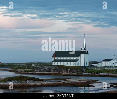 Storica chiesa anglicana di San Luca, Terranova e Labrador, Canada. Un bianco situato su una costa rocciosa con nuvole e luce tarda sera. Foto Stock