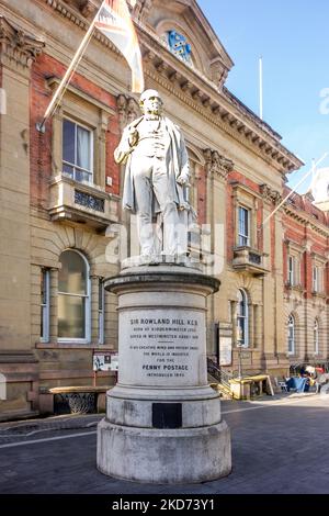 Statua e memoriale al fondatore del francobollo Sir Rowland Hill nella città del Worcestershire di Kidderminster Foto Stock