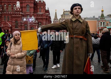 Mosca, Russia. 5th novembre 2022 Una donna partecipa ad una rappresentazione teatrale in un museo all'aperto dedicato alla storia della difesa di Mosca in Piazza Rossa. L'esposizione segna il 81st° anniversario della parata del 7 novembre 1941, durante la battaglia della seconda guerra mondiale di Mosca Foto Stock