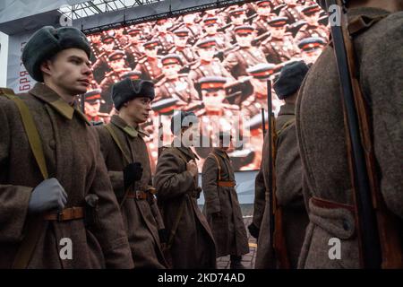 Mosca, Russia. 5th novembre 2022 gli artisti marciano in un museo all'aperto dedicato alla storia della difesa di Mosca in Piazza Rossa. L'esposizione segna il 81st° anniversario della parata del 7 novembre 1941, durante la battaglia della seconda guerra mondiale di Mosca Foto Stock