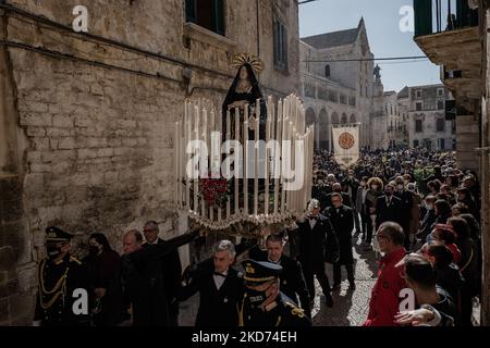 La Statua della Madonna portata sulle spalle dai portieri durante la processione della Desolata con dietro la Concattedrale di Maria Assunta a Bittonto il 8 aprile 2022. Il canto degli alunni delle scuole elementari della città ha accompagnato questa mattina la processione della Desolata, attesa con particolare emozione dopo una sosta di due anni. Un canto straziante nel suo significato di abbandono lacerante, sottolineato dalle dolorose note della band, unì le voci dei bambini che marciarono per le strade della città, seguendo la statua della Madonna vestita di nero, circondata da t Foto Stock