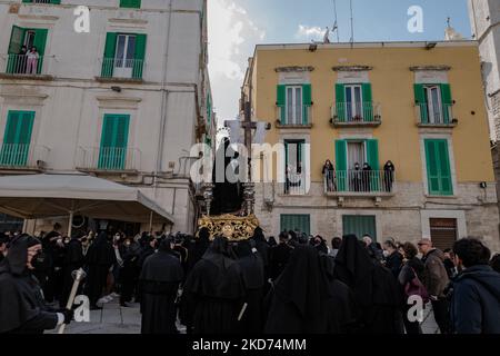 La statua della Madonna Addolorata appena fuori dalla Chiesa di Santa Maria degli Afflitti entra nel centro storico di Molfetta il 8 aprile 2022. Dopo due anni di sosta a causa del Covid-19, Molfetta torna oggi ad assaporare l'atmosfera delle tradizionali processioni pasquali e dei riti. Dalla Chiesa di Santa Maria degli Affliti inizia la processione dell'Addolorata: I portieri dell'Arciconfraternita di morte del sacco nero portarono la statua della Madonna sulle spalle della città (Foto di Davide Pischettola/NurPhoto) Foto Stock