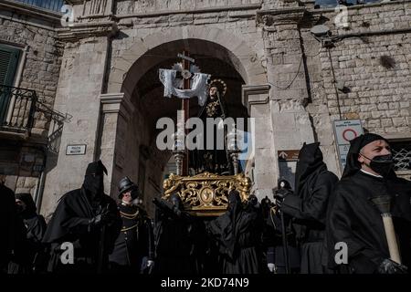 La Statua della Madonna Addolorata sotto l'arco del centro storico di Molfetta durante la processione dell'Addolorata a Molfetta il 8 aprile 2022. Dopo due anni di sosta a causa del Covid-19, Molfetta torna oggi ad assaporare l'atmosfera delle tradizionali processioni pasquali e dei riti. Dalla Chiesa di Santa Maria degli Affliti inizia la processione dell'Addolorata: I portieri dell'Arciconfraternita di morte del sacco nero portarono la statua della Madonna sulle spalle della città (Foto di Davide Pischettola/NurPhoto) Foto Stock