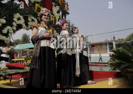 Rappresentanti di la Flor Más del Ejido a Xochimilco, Città del Messico, a bordo di una canoa decorata con fiori durante un tour dell'Embarcadero Nuevo de Nativitas in occasione di questo concorso, che mira a evidenziare la diversità delle donne autoctone di questo comune, nonché a preservare e sottolineare le origini delle persone che ancora conservano i loro costumi e tradizioni. (Foto di Gerardo Vieyra/NurPhoto) Foto Stock