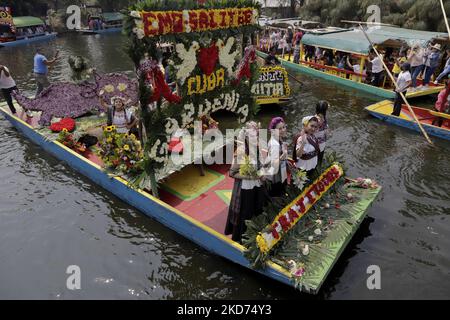 Rappresentanti di la Flor Más del Ejido a Xochimilco, Città del Messico, a bordo di una canoa decorata con fiori durante un tour dell'Embarcadero Nuevo de Nativitas in occasione di questo concorso, che mira a evidenziare la diversità delle donne autoctone di questo comune, nonché a preservare e sottolineare le origini delle persone che ancora conservano i loro costumi e tradizioni. (Foto di Gerardo Vieyra/NurPhoto) Foto Stock