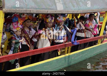 Rappresentanti (bozzoli) di la Flor Más del Ejido a Xochimilco, Città del Messico, a bordo di una canoa durante un tour dell'Embarcadero Nuevo de Nativitas in occasione di questo concorso che mira a rendere visibile la diversità delle donne native di questo comune, oltre a preservare e mettere in evidenza le origini delle persone che conservano ancora i loro costumi e le loro tradizioni. (Foto di Gerardo Vieyra/NurPhoto) Foto Stock