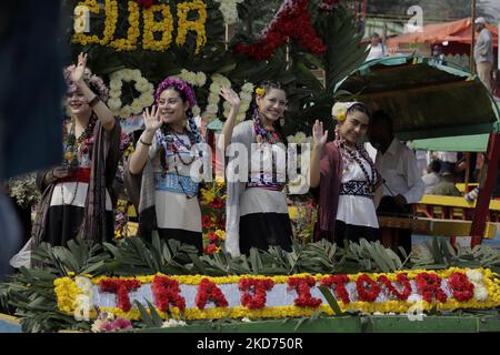 Rappresentanti di la Flor Más del Ejido a Xochimilco, Città del Messico, a bordo di una canoa decorata con fiori durante un tour dell'Embarcadero Nuevo de Nativitas in occasione di questo concorso, che mira a evidenziare la diversità delle donne autoctone di questo comune, nonché a preservare e sottolineare le origini delle persone che ancora conservano i loro costumi e tradizioni. (Foto di Gerardo Vieyra/NurPhoto) Foto Stock