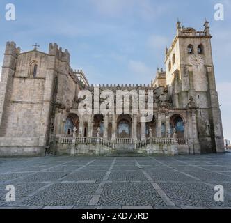 Vista laterale della Cattedrale di Porto con loggia barocca - Porto, Portogallo Foto Stock