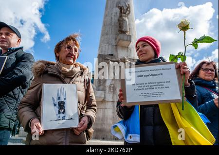 La gente sta tenendo cartelli con i nomi delle città ucraine attaccate dall'esercito russo, durante la veglia per le vittime della guerra in Ucraina, ad Amsterdam, il 9th aprile 2022. (Foto di Romy Arroyo Fernandez/NurPhoto) Foto Stock