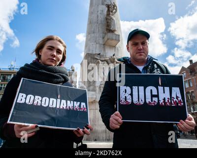 La gente sta tenendo cartelli con i nomi delle città ucraine attaccate dall'esercito russo, durante una veglia per le vittime della guerra in Ucraina, ad Amsterdam, il 9th aprile 2022. (Foto di Romy Arroyo Fernandez/NurPhoto) Foto Stock