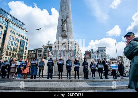 La gente sta tenendo cartelli con i nomi delle città ucraine attaccate dall'esercito russo, durante una veglia per le vittime della guerra in Ucraina, ad Amsterdam, il 9th aprile 2022. (Foto di Romy Arroyo Fernandez/NurPhoto) Foto Stock