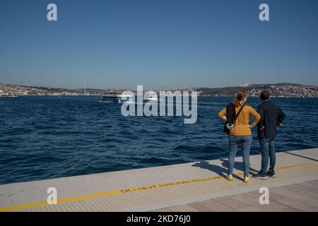 La gente cammina al porto di Galatport e guarda il Bosforo il 9 aprile 2022, a Istanbul, in Turchia. Situato nel quartiere Karakoy di Istanbul, il Galatport è stato progettato come un moderno porto per le grandi navi da crociera. Gli edifici storici restaurati fungono ora da ristoranti, negozi di abbigliamento e musei. (Foto di Erhan Demirtas/NurPhoto) Foto Stock