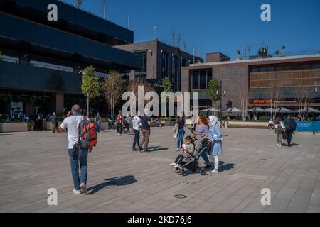 La gente cammina al porto di Galatport e guarda il Bosforo il 9 aprile 2022, a Istanbul, in Turchia. Situato nel quartiere Karakoy di Istanbul, il Galatport è stato progettato come un moderno porto per le grandi navi da crociera. Gli edifici storici restaurati fungono ora da ristoranti, negozi di abbigliamento e musei. (Foto di Erhan Demirtas/NurPhoto) Foto Stock