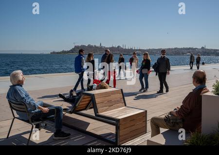 La gente cammina al porto di Galatport e guarda il Bosforo il 9 aprile 2022, a Istanbul, in Turchia. Situato nel quartiere Karakoy di Istanbul, il Galatport è stato progettato come un moderno porto per le grandi navi da crociera. Gli edifici storici restaurati fungono ora da ristoranti, negozi di abbigliamento e musei. (Foto di Erhan Demirtas/NurPhoto) Foto Stock