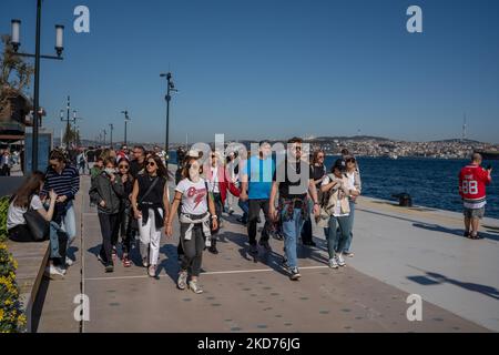 La gente cammina al porto di Galatport e guarda il Bosforo il 9 aprile 2022, a Istanbul, in Turchia. Situato nel quartiere Karakoy di Istanbul, il Galatport è stato progettato come un moderno porto per le grandi navi da crociera. Gli edifici storici restaurati fungono ora da ristoranti, negozi di abbigliamento e musei. (Foto di Erhan Demirtas/NurPhoto) Foto Stock