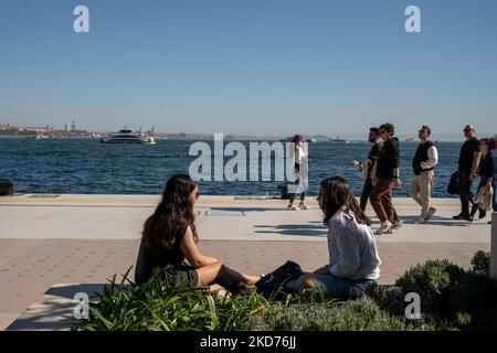 La gente cammina al porto di Galatport e guarda il Bosforo il 9 aprile 2022, a Istanbul, in Turchia. Situato nel quartiere Karakoy di Istanbul, il Galatport è stato progettato come un moderno porto per le grandi navi da crociera. Gli edifici storici restaurati fungono ora da ristoranti, negozi di abbigliamento e musei. (Foto di Erhan Demirtas/NurPhoto) Foto Stock